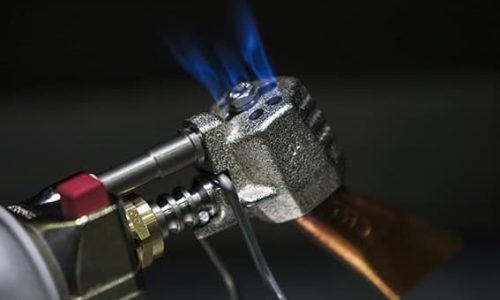 Fer de couveur et flamme sur tête de fer